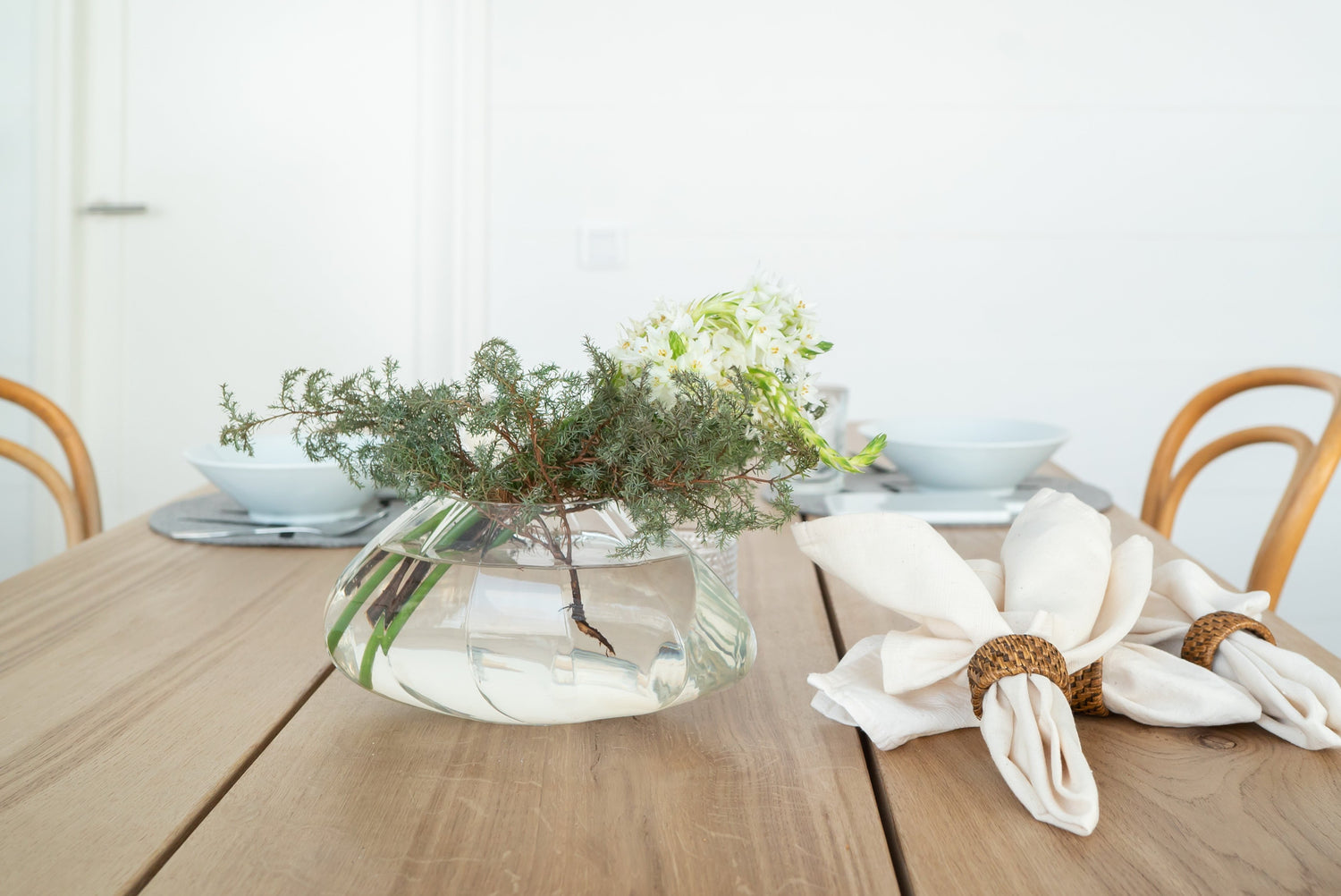 Moderni mökki kylpee luonnonvalossa