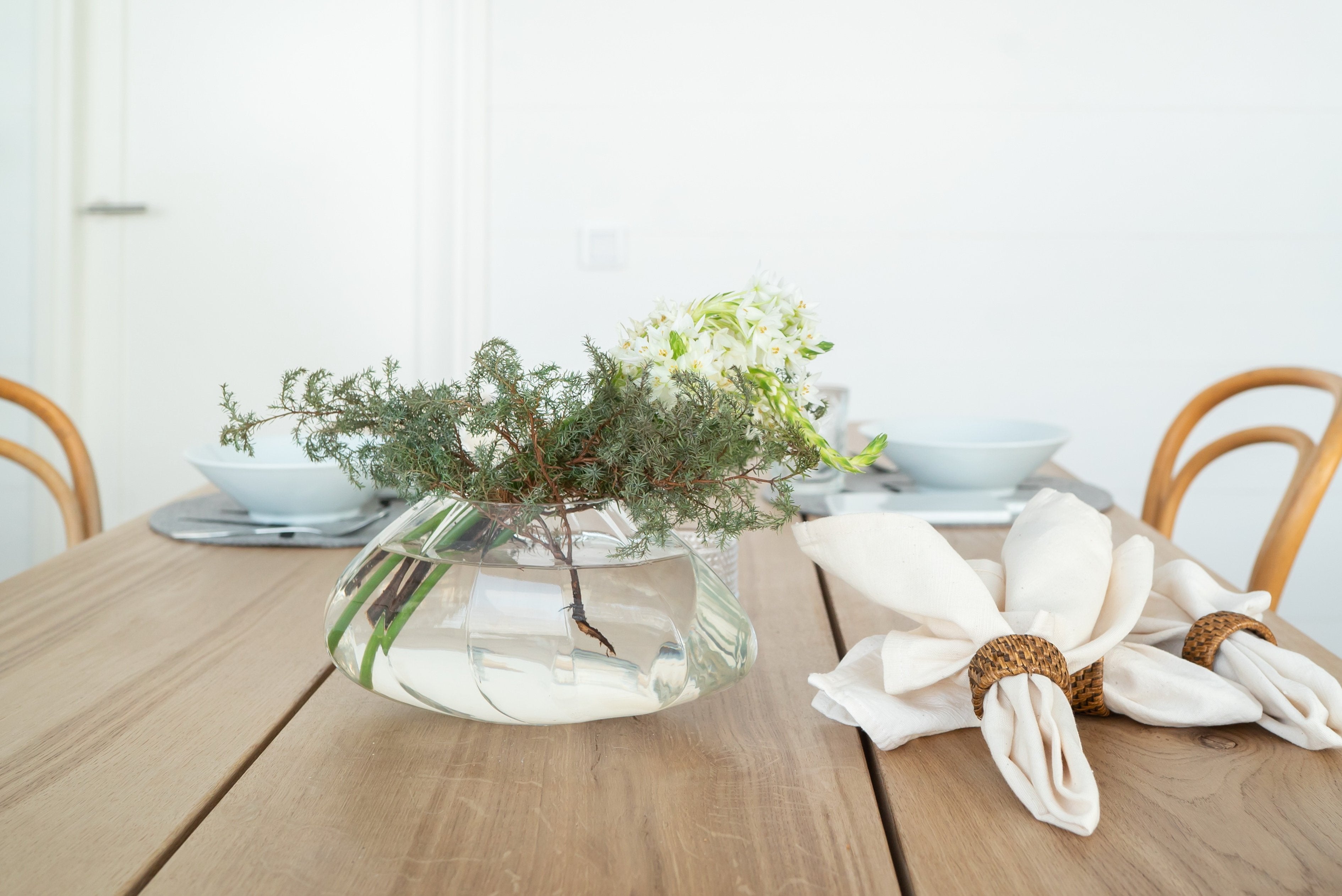 Moderni mökki kylpee luonnonvalossa