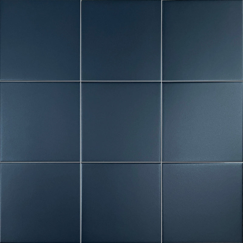 Tummansininen laatta