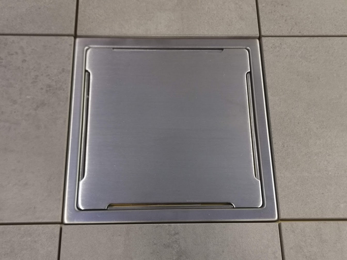 RST Lattiakaivonkansi 150x150mm harjattu SAVU